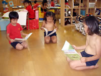 めだかとくじら組の出入り口の本棚