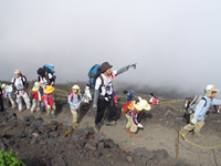 富士山雲の中を歩いてる