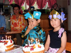 手作りの冠でおめかしのお誕生会