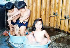 庭で水遊び