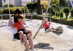 公園でブランコ〜