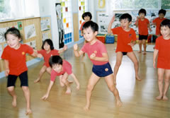 先生のピアノに合わせてポーズ
